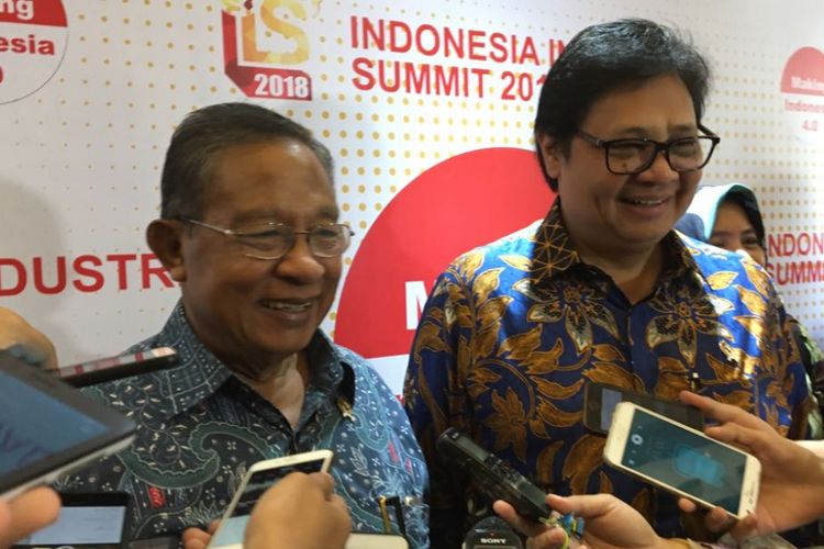 Menteri Koordinator Bidang Perekonomian Darmin Nasution bersama Menteri Perindustrian Airlangga Hartanto saat menghadiri Indonesia Industrial Summit 2018 di Jakarta Convention Center (JCC), Rabu (4/4/2018).