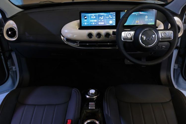 Interior mobil listrik Wulung BinguoEV menawarkan kabin yang luas dengan jok perforated synthetic leather yang menyajikan kenyamanan ekstra bagi penumpang dan pengemudi. Pada bagian dashboard mobil ramah lingkungan ini terdapat multifunction steering wheel yang dilengkapi tombol pengoperasian audio dan pengaturan menu. 