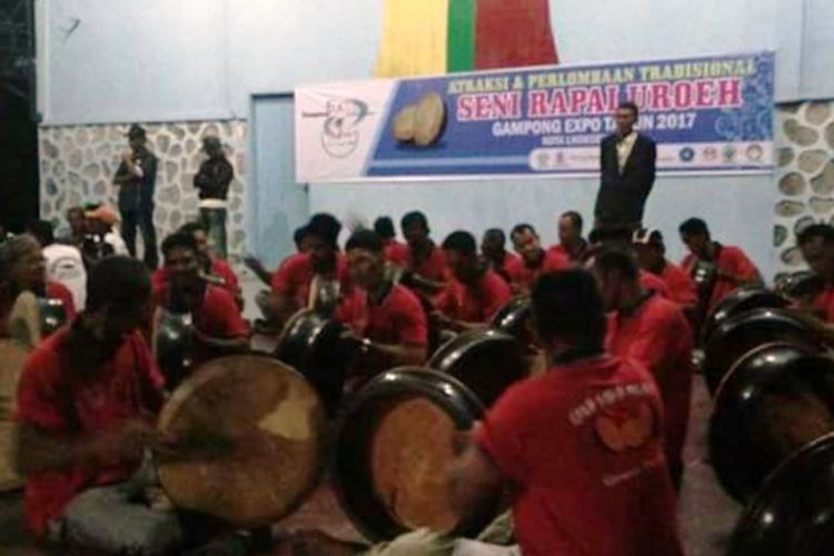 Tim tari rapai uroh berlatih jelang penampilan pada Gampong Expo Lhokseumawe di Pusat Kuliner Lhokseumawe, Aceh, Sabtu (19/8/2017) malam.