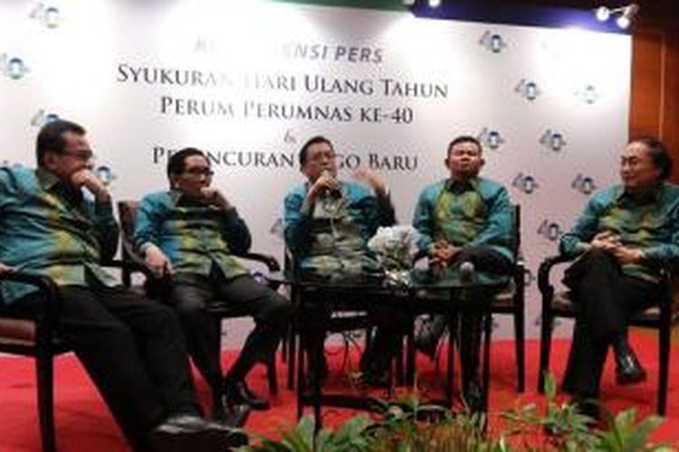 Direktur Utama Perumnas Himawan Arief (tengah) di acara HUT ke-40 dan peluncuran logo baru Perumnas di Jakarta, Jumat (19/7/2014) malam.