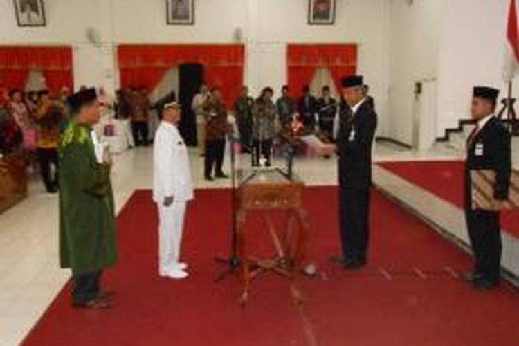 Gubernur Jateng, Ganjar Pranowo , melantik wakil Bupati Demak, Harwanto, di Gedung DPRD Demak, Rabu malam (18/12/2103)
