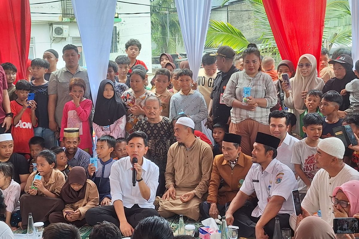 Gibran Rakabuming Raka lakukan kunjungan ke Rumah Susun Muara Baru, Penjaringan, Jakarta Utara, Rabu (24/4/2024).