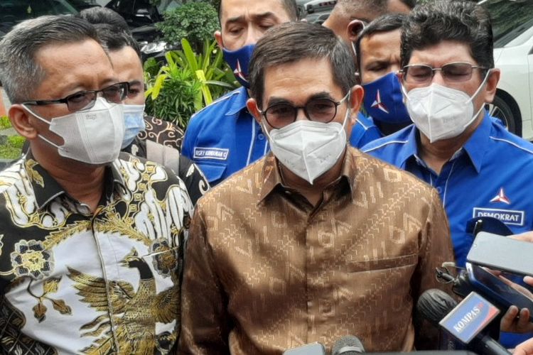Kuasa hukum Partai Demokrat Hamdan Zoelva memberi keterangan kepada pers di Kompleks Mahmamah Agung, Jakarta, Senin (11/10/2021)