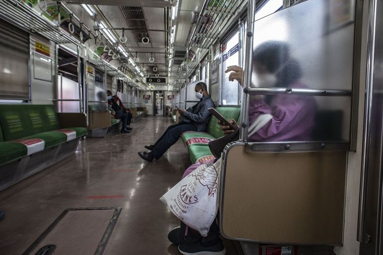 Penumpang berada di dalam rangkaian gerbong KRL di Stasiun Jakarta Kota, Jakarta, Rabu (28/7/2021). ANTARA FOTO/Aprillio Akbar/rwa.