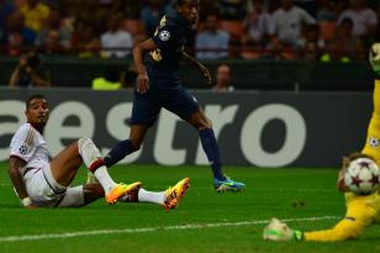 Bek AC Milan asal Ghana, Kevin Prince Boateng (kiri) melepaskan tendangan yang berbuah gol ke gawang PSV Eindhoven pada leg kedua play-off Liga Champions, Kamis (29/8//2013) dini hari WIB. Milan menang 3-0.
