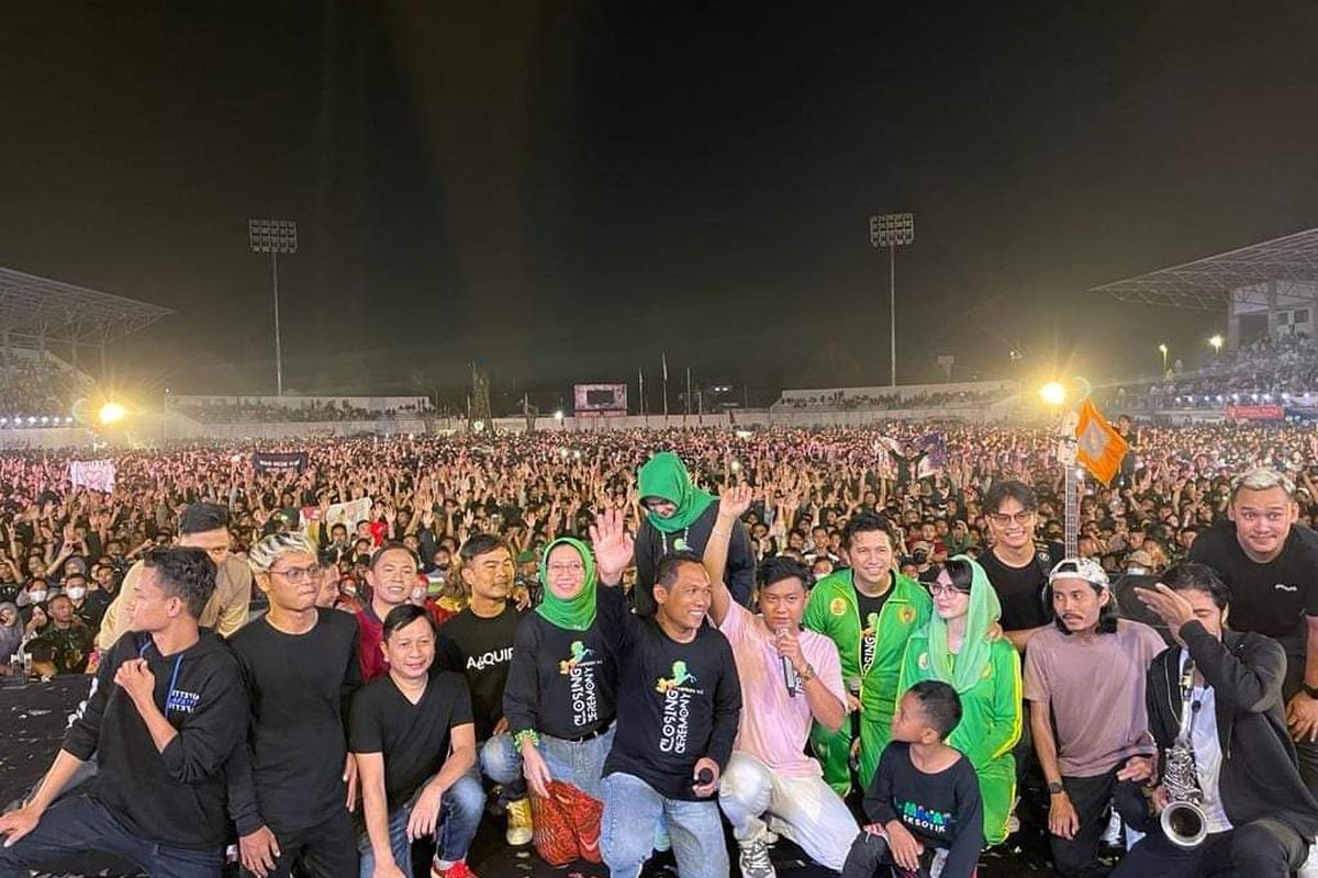 Bupati Lumajang Thoriqul Haq saat rayakan kesuksesan gelar Porprov Jatim VII bersama puluhan ribu warga Lumajang di Stadion Semeru Lumajang, Minggu (3/7/2022)