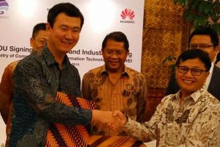 CEO Huawei Sheng Kai (kanan) dan Kepala Badan Penelitian dan Pengembangan SDM Kominfo Basuki Yusuf Iskandar dalam acara penandatanganan MoU antara Huawei Indonesia dengan Pemerintah Indonesia untuk membuat pusat inovasi di Indonesia, Jakarta, Selasa (19/5/2015).