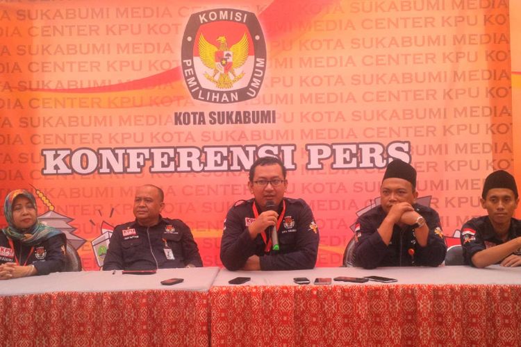 Komisioner KPU Kota Sukabumi saat konferensi pers di KPU Kota Sukabumi, Jawa Barat, Rabu (10/1/2018).