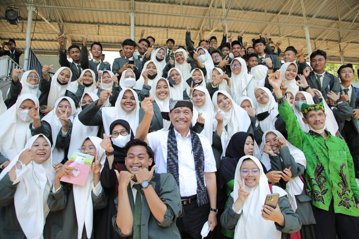 Menko Marves, Luhut Binsar Pandjaitan berfoto bersama dengan para santri pesantren di Banyuwangi, Jawa Timur, Kamis (1/9/2022). Luhut mengatakan pemerintahan Presiden Jokowi selalu tekankan ekonomi kerakyatan.