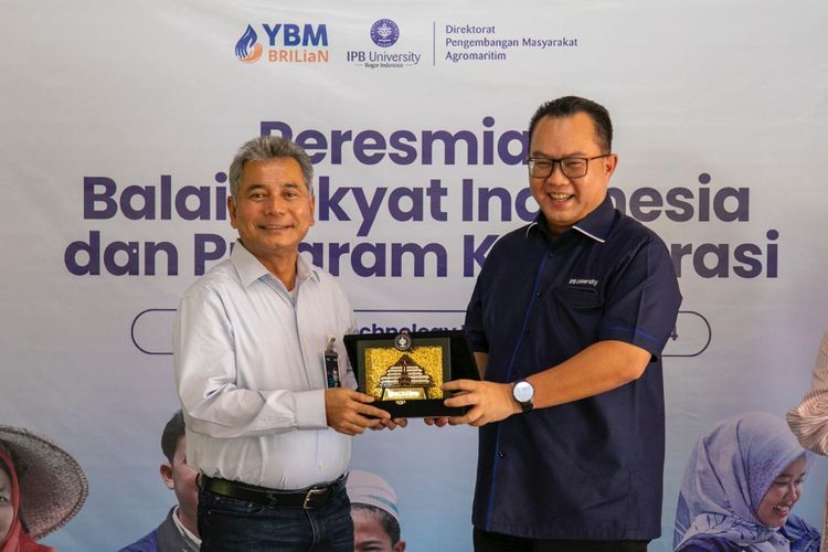 Dirut BRI Sunarso dan Rektor IPB University Arif Satria terlihat meresmikan Balai Rakyat Indonesia secara simbolis di Agribusiness and Technology Park IPB, Dramaga, Bogor, Selasa (17/10/2024).