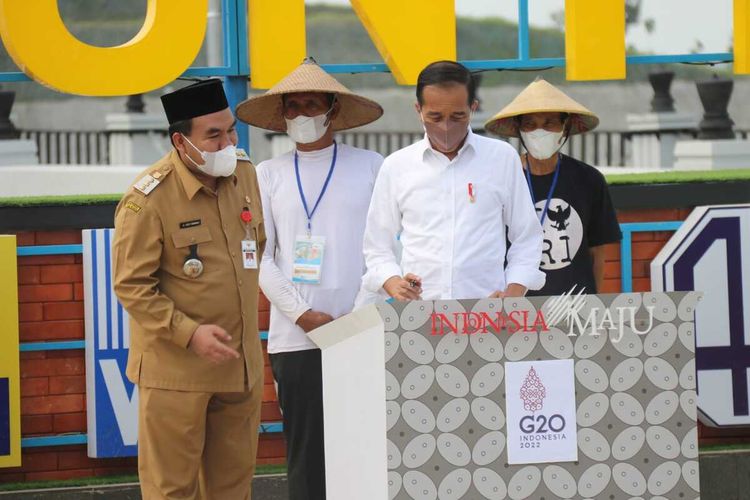 Presiden Jokowi saat meresmikan Bendungan Randugunting di Blora pada Rabu (5/1/2022)