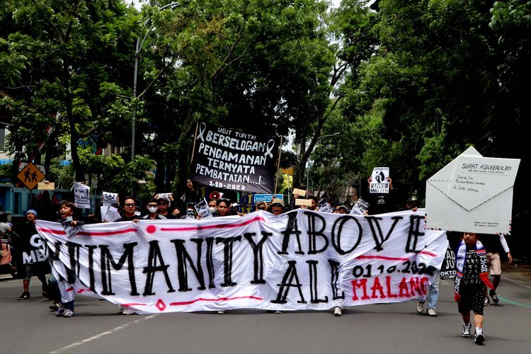Ratusan suporter Arema FC long march dari stadion Kanjuruhan saat menggelar aksi kirim Surat dari Aremania untuk Presiden Jokowi Menuntut Usut Tuntas Tragedi Kanjuruhan ke Kantor Pos Kota Malang, Kamis (17/11/2022) siang.