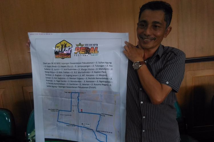 Ketua Panitia Hadeging Kadipaten Pakualaman ke-221, KRT Radyo Wisroyo, menunjukkan jalur pelintasan Gowes Heritage di Komplek Kadipaten Pakualaman, Kota Yogyakarta, Selasa (9/5/2017).