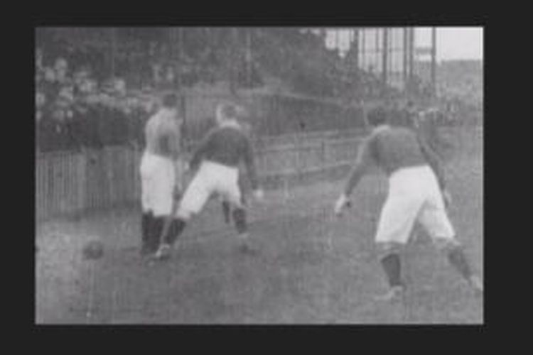 Rekaman video dokumenter pertandingan Manchester United (MU) melawan Burnley di ajang The Football League yang dilaksanakan pada 6 Desember 1902.