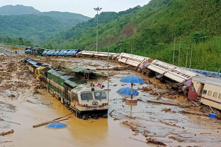 Sejumlah gerbong terlihat terguling menyusul tanah longsor yang dipicu oleh hujan lebat di stasiun kereta api New Haflong di rute Lumding-Silchar di distrik Dima Hasao, di negara bagian Assam timur laut, India, Selasa, 16 Mei 2022. 