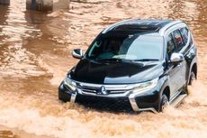 Efek Buruk Paksa Mobil Matik Terabas Banjir