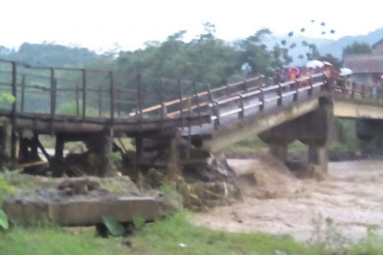 Jembatan Kaliputih Singorojo kendal yang putus. Kompas.Com /Slamet Priyatin 