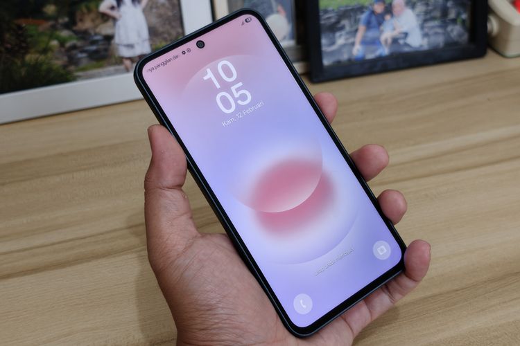 Samsung Galaxy A37 5G dalam genggaman.