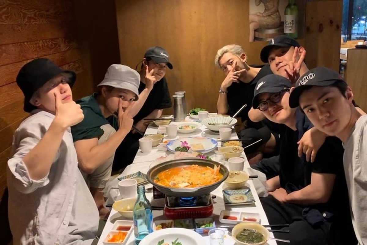 Tujuh member boyband EXO makan malam borsama menjelang keberangkatan D.O (kedua dari kanan) menjalani wajib militer.