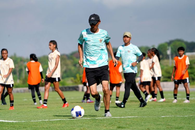 Pelatih Timnas U17 Indonesia Putri Satoru Mochizuki saat latihan untuk persiapan Piala Asia U17 Putri 2024 di Training Center Bali United Pantai Purnama Gianyar.