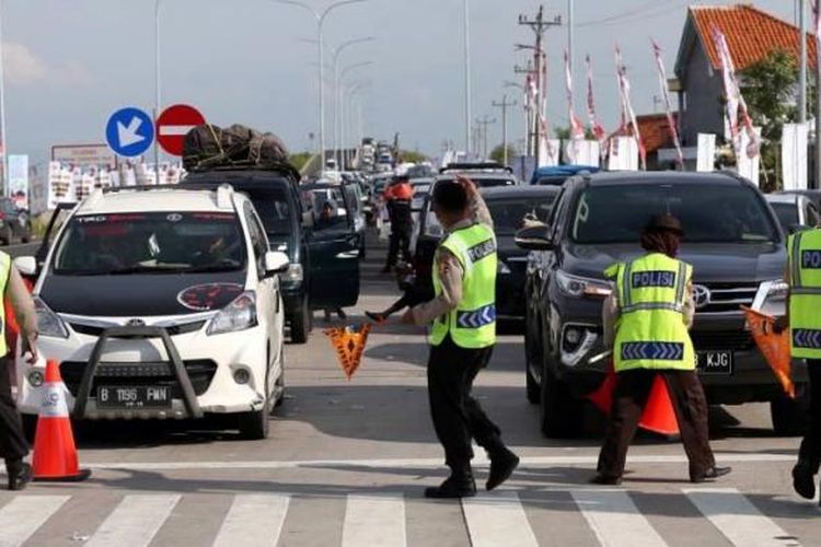 Sistem buka tutup untuk mengatasi kemacetan kendaraan di pintu keluar tol Brebes Timur, Jawa Tengah, Jumat (01/07/2016). Puncak arus mudik diperkirakan terjadi pada H-3 lebaran. (KOMPAS IMAGES / KRISTIANTO PURNOMO)