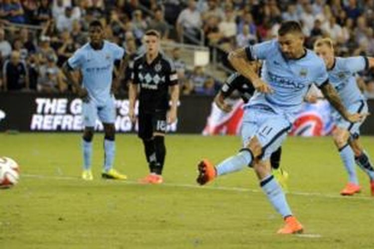 Bek Manchester City, Aleksandar Kolarov, mengeksekusi penalti yang berujung gol ke gawang Kansas City pada laga uji coba di Sporting Park, Kansas City, Rabu (23/7/2014).