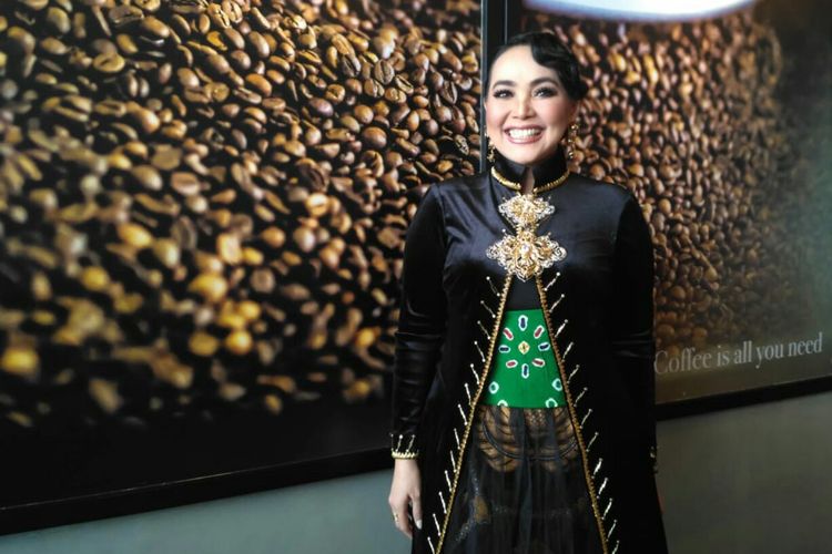 Penyanyi Dewi Gita saat ditemui dalam sebuah acara di Pesona Square, Depok, Jawa Barat, Minggu (21/4/2019).