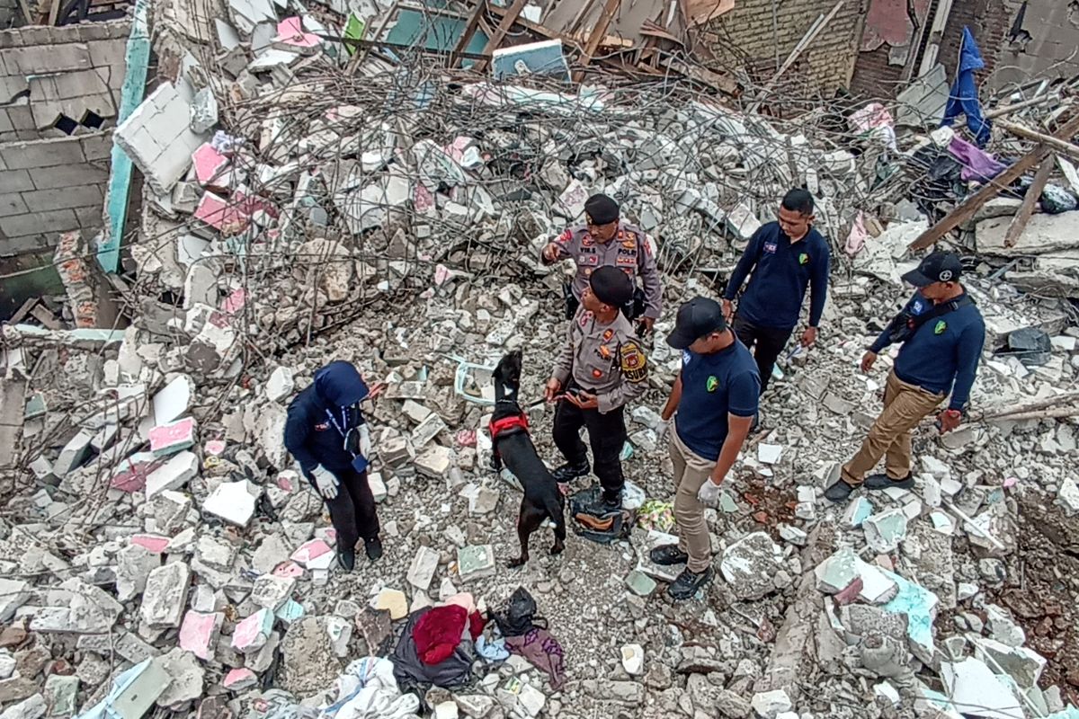 Pihak kepolisian mengerahkan dua anjing K9 untuk mencari korban kebakaran Depo Pertamina Plumpang, Jakarta Utara yang belum ditemukan di reruntuhan rumah, Minggu (5/3/2023).