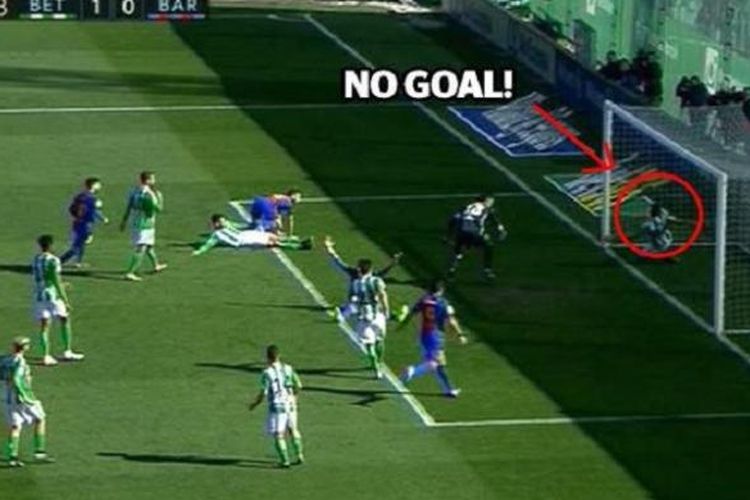Pada pertandingan Barcelona kontra Real Betis, sepakan Jordi Alba sudah melewati garis gawang tetapi wasit tak menganggapnya sebagai gol, Minggu (29/1/2017).