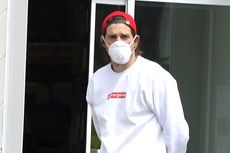 Ashton Kutcher Sporty, Pakai Masker dan Sneaker Ramah Lingkungan