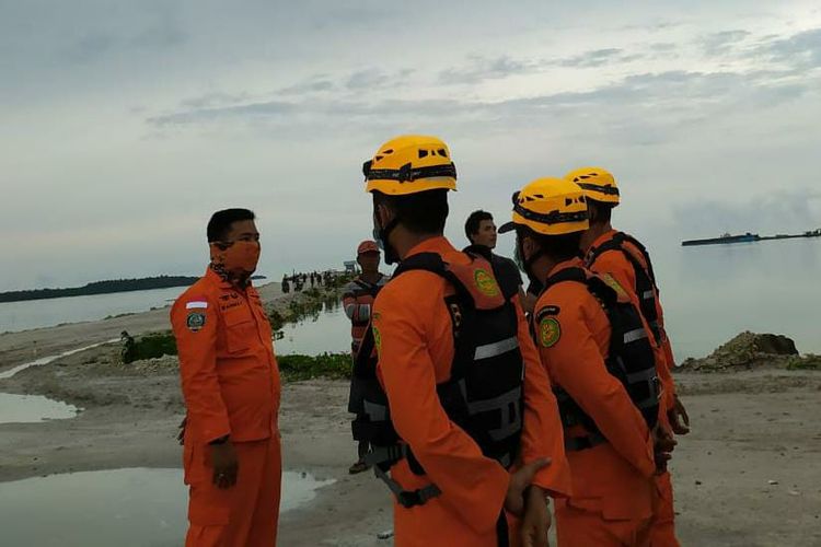Tim SAR Belitung mencari pemuda yang hilang diterkam buaya di Teluk Merambai, Belitung Timur, Senin (25/1/2021).