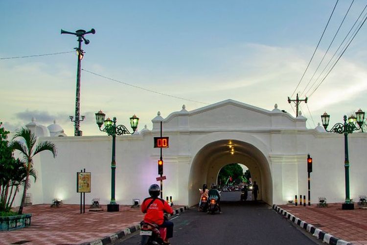 Menara sirine atau gauk Plengkung Gading yang berbunyi hanya pada dua momen saja.