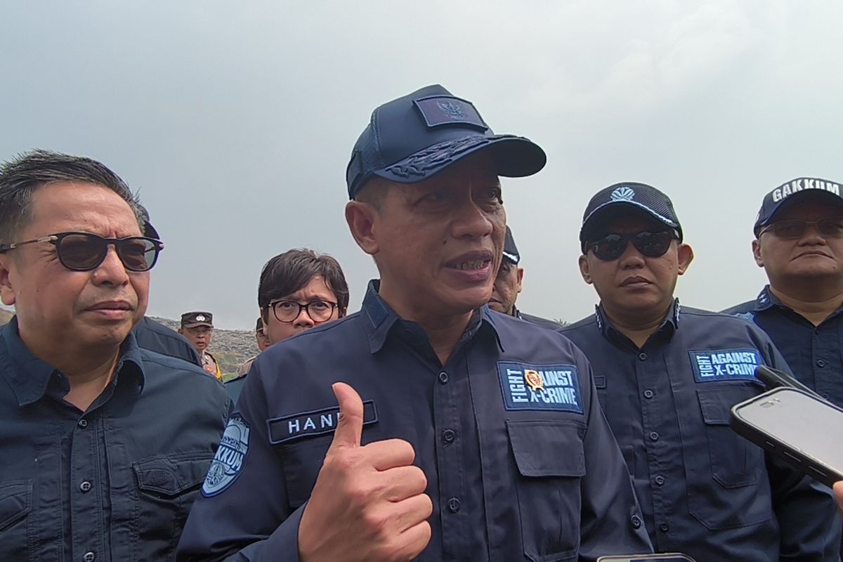 Menteri Lingkungan Hidup (LH) Hanif Faisol Nurofiq saat ditemui di TPA Jatiwaringin, Kabupaten Tangerang.