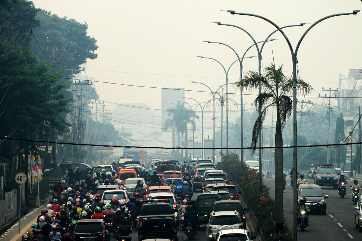 Kondisi kabut asap pekat akibat kebakaran hutan dan lahan kembali menyelimuti Kota Palembang, Sumatera Selatan, Rabu (23/10/2019). Bahkan, kualitas udara saat ini telah berada di level berbahaya.