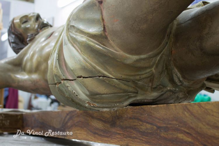 Patung Yesus Kristus dari abad ke-18 yang menyimpan sebuah catatan rahasia di bagian belakang patung.