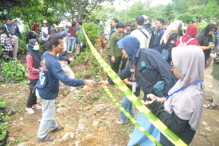 Penyerahan bibit tanaman untuk 1001 Pendaki Tanam Pohon.