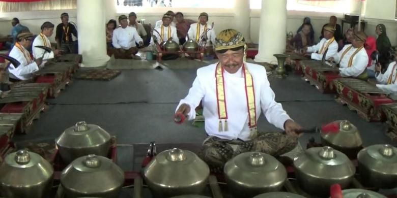 Abdi dalem keraton tabuh Gamelan di Solo, Kamis (17/12/2015).