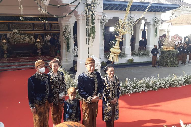 Presiden Jokowi beserta Ibu Negara Iriana memakai pakaian adat Jawi jangkep biru terbuat dari kain bludru dalam acara adat ngunduh mantu putra bungsunya Kaesang Pangarep dan Erina Gudono di Loji Gandrung Solo, Jawa Tengah, pada Minggu (11/12/2022) pagi.