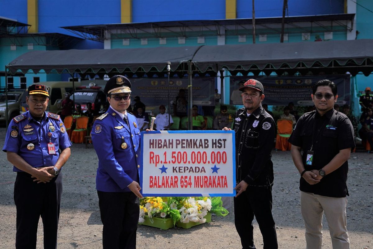 Bupati Hulu Shungai Tengah (HST) Aulia Oktafiandi menyerahkan bantuan dana hibah sebesar Rp 1,5 miliar kepada relawan Pemadam Kebakaran (Damkar) yang tergabung pada Barisan Sukarela Kebakaran (Balakar) 654 Murakata saat menggelar apel siaga damkar di Stadion Murakata Barabai Kecamatan Barabai, Kabupaten Hulu Sungai Tengah, Kalimantan Selatan (Kalsel), Jumat (3/11/2023).