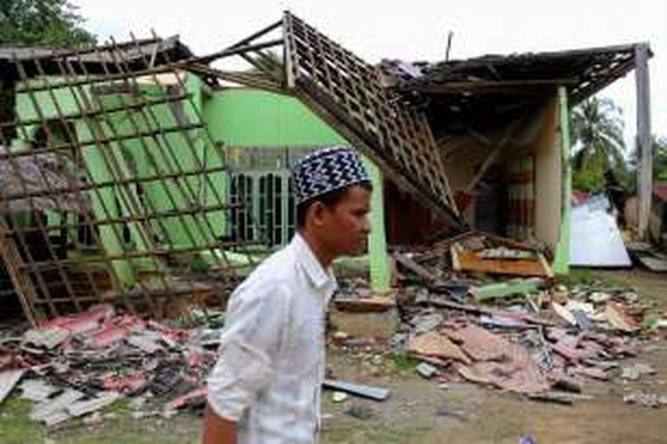 Situasi rumah yang runtuh akibat gempa di Desa Kuta Pangwa, Kecamatan Trienggadeng, Pidie Jaya, Aceh, Jumat (9/12/2016). Desa Kuta Pangwa adalah titik desa terparah dan menyebabkan puluhan rumah warga hancur dan memakan 15 orang dari 9 kepala keluarga.

