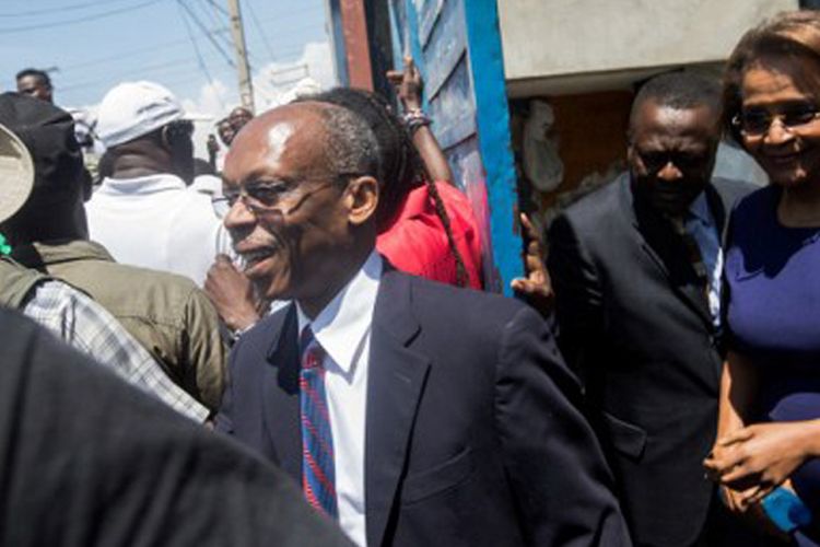 Mantan Presiden Haiti Jean-Bertrand Aristide dan istrinya muncul ke hadapan publik. Hal ini merupakan pemandangan langka, setelah mereka mendatangi seorang kerabat. Mereka disambut oleh para pendukung pada 20 Maret 2017 di  Port-au-Prince.  Aristide pun muncul sebagai saksi bagi hakim yang menyelidiki kasus pencucian uang.