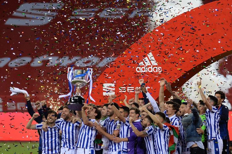 Real Sociedad merayakan gelar juara Copa del Rey 2020 setelah mengalahkan Athletic Bilbao pada pertandingan yang digelar di Stadion La Cartuja, Minggu (4/4/2021) dini hari WIB. 