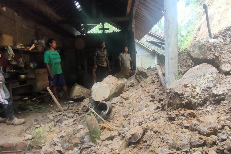 Longsoran batu dan tanah merusak satu rumah warga di Pedukuhan Soropati, Kalurahan Hargotirto, Kapanewon Kokap, Kabupaten Kulon Progo, Daerah Istimewa Yogyakarta.