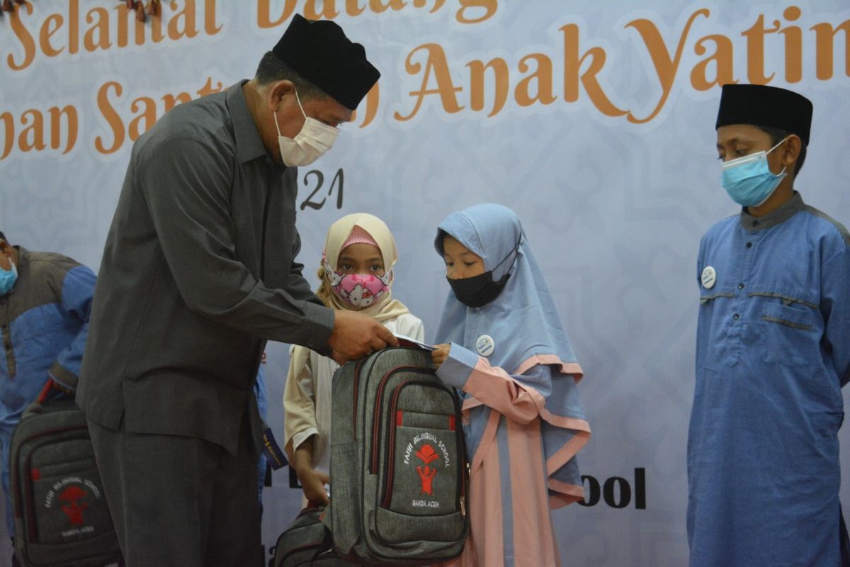 Terdapat 800 total paket sumbangan yatim terkumpul pada tahun ini, terdiri atas 500 paket akan diserahkan melalui Pemerintah Kota Banda Aceh untuk disalurkan dan 10 paket telah diserahkan pada program simbolik Selasa lalu (6/4/2021) bertempat di kampus Teuku Nyak Arif Fatih Bilingual School dengan menerapkan protokol kesehatan ketat.
