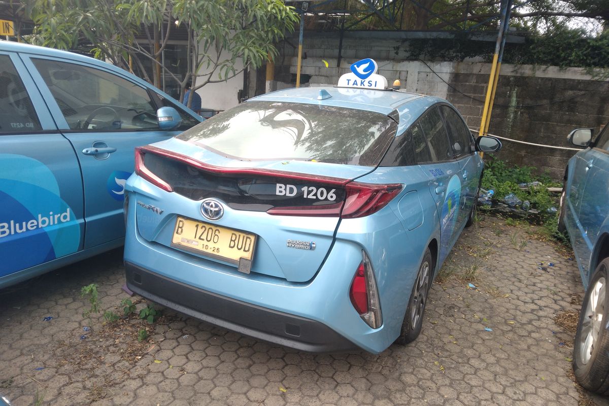 Toyota Prius PHEV milik perusahaan taksi Blue Bird