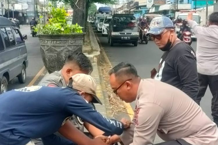 Petugas Polsek Singosari saat melakukan pengamanan kepada seorang ODGJ, Indrianto di pinggir jalan utama Malang-Surabaya, Rabu (9/11/2022).