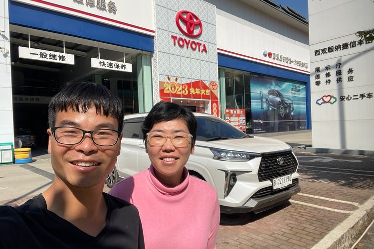 Pasangan Alvin Tang dan Lussiana Rossi jalan-jalan ke luar negeri memakai mobil sendiri Toyota Veloz namun ditolak saat ingin servis di bengkel Toyota Xishuangbanna, China.
