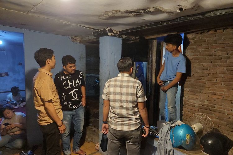 Tim Resmob Polres Gowa, Sulawesi Selatan berhasil meringkus BR (22) yang bersembunyi di toilet usai menyiram isterinya dengan air panas. Selasa, (23/7/2024).