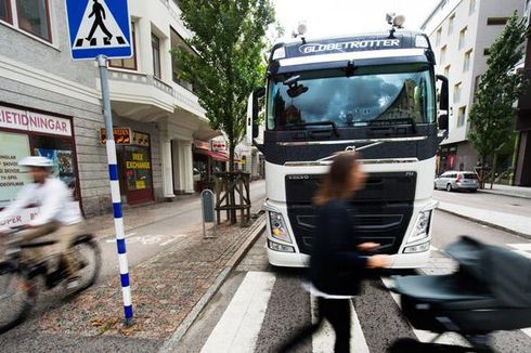 Siasati Kondisi Ramai, Sopir Truk Harus Pintar Manfaatkan Spion