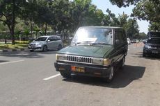 Mobil Berpelat TNI Parkir Sembarangan di Tengah Jalan Medan Merdeka